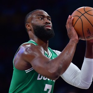 开云体育下载-杰伦·布朗因左跟腱炎缺席今日打尼克斯比赛！奎塔/小白出战成疑